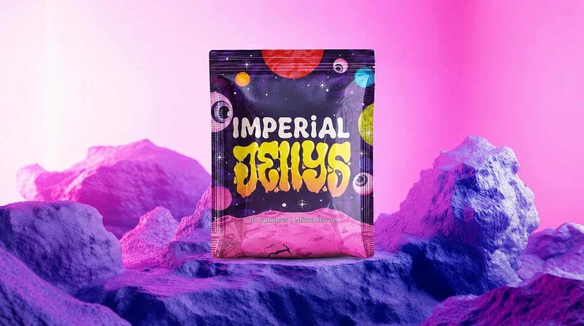 Bolsa de Imperial Jellys sobre rocas moradas