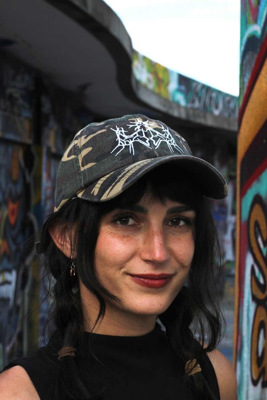 Gorra camuflaje con bordado blanco puesta