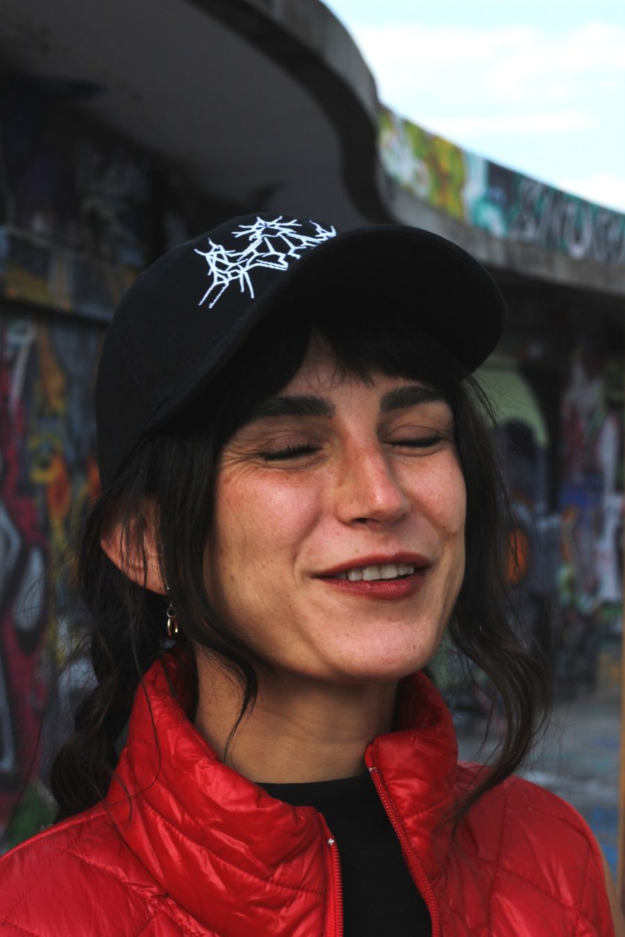 Gorra negra con bordado blanco puesta