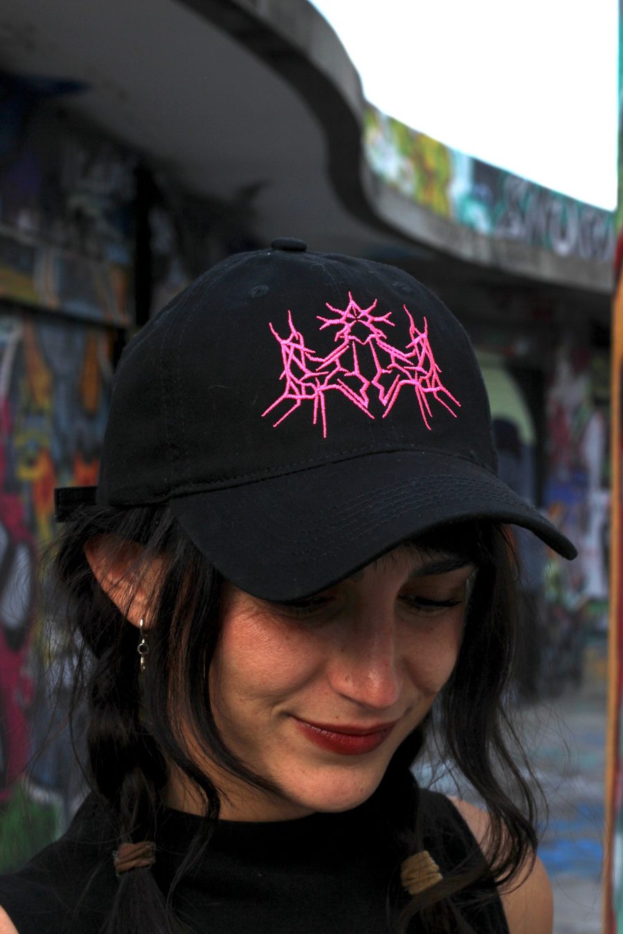 Gorra negra con bordado rosa puesta