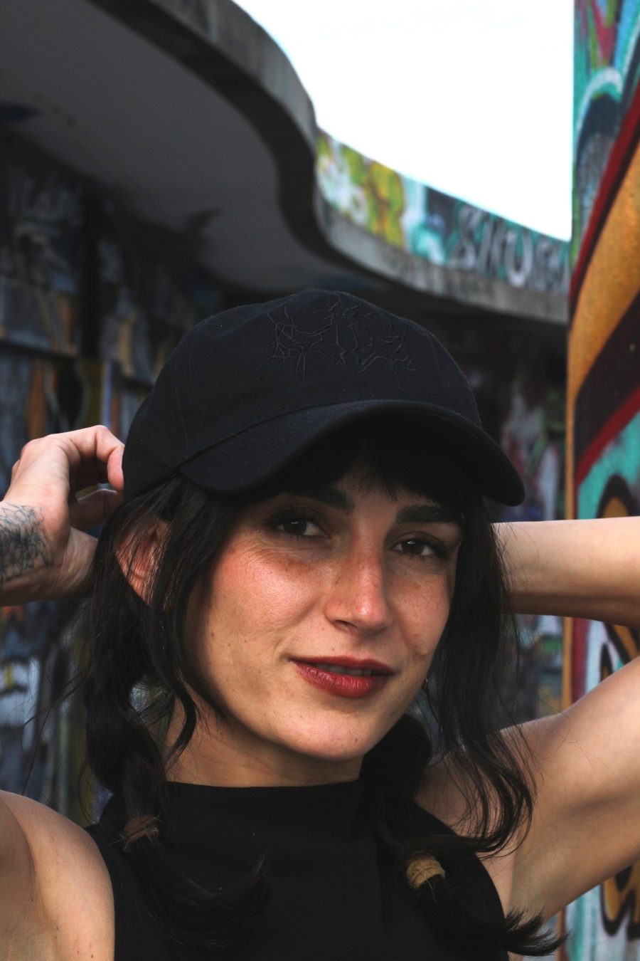 Gorra negra tono sobre tono puesta
