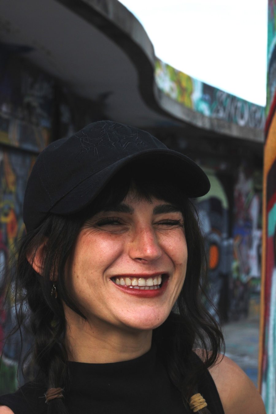 Gorra negra tono sobre tono puesta, de frente